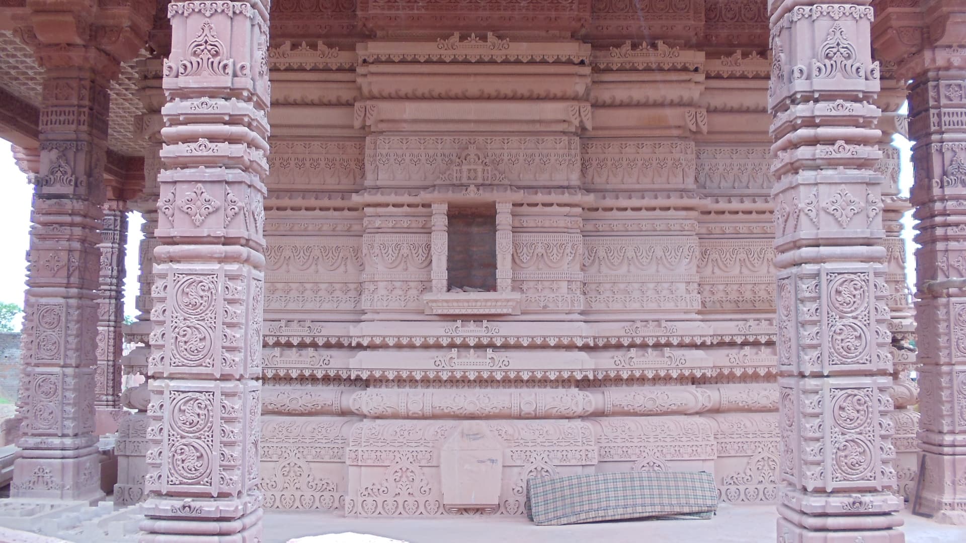Pillar carving process